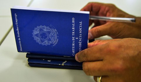 Projeto que obriga estados e municípios a fazerem concurso para professores ganha urgência na Câmara