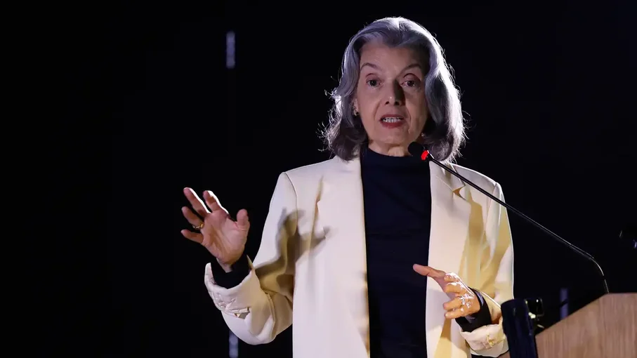 Carmén Lúcia: "ditadura é como erva daninha que precisa ser cortada"