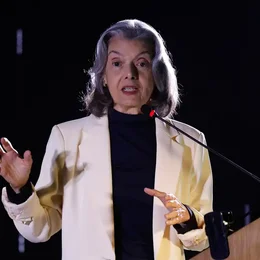 Carmén Lúcia: "ditadura é como erva daninha que precisa ser cortada"