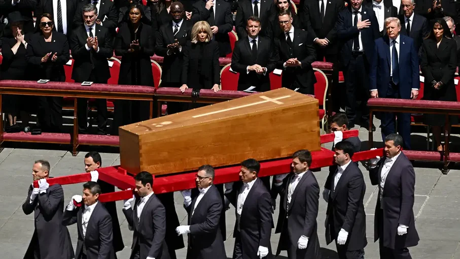 Corpo de papa Francisco é sepultado na Basílica de Santa Maria Maior