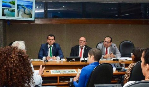 Projeto que obriga estados e municípios a fazerem concurso para professores ganha urgência na Câmara