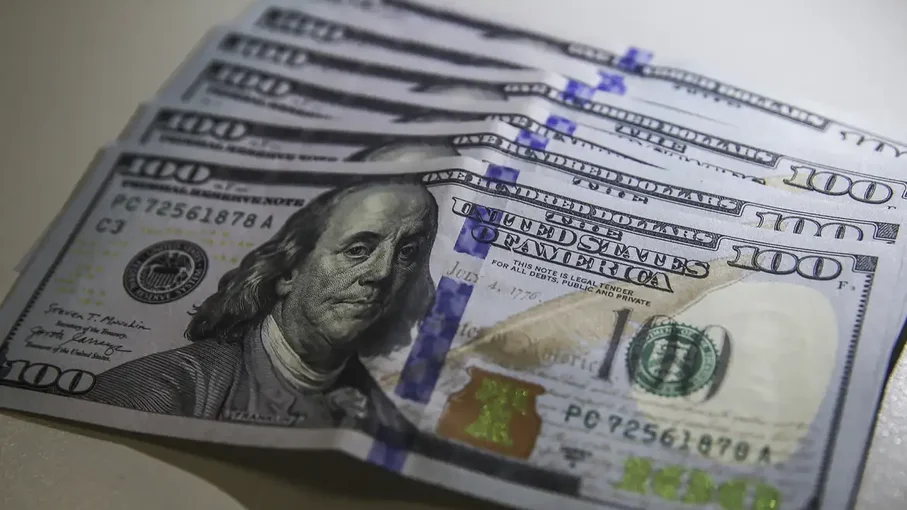 Dólar cai para R$ 6,04 em expectativa com reunião do Copom