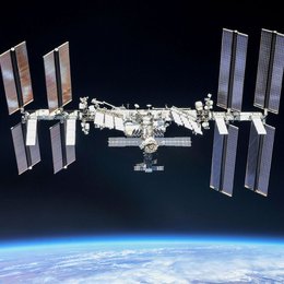 Equipe chega à Estação Espacial para resgatar astronautas
