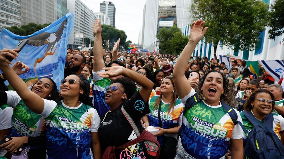 Evangélicos crescem e representam mais de um quarto da população