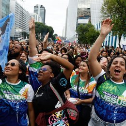 Evangélicos crescem e representam mais de um quarto da população