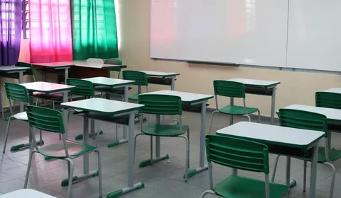 Projeto que obriga estados e municípios a fazerem concurso para professores ganha urgência na Câmara