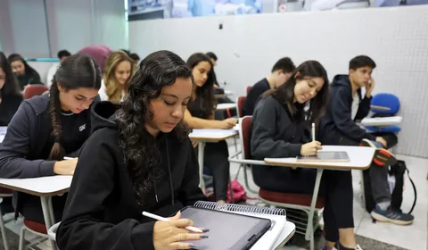 Projeto que obriga estados e municípios a fazerem concurso para professores ganha urgência na Câmara