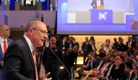 Projeto que obriga estados e municípios a fazerem concurso para professores ganha urgência na Câmara