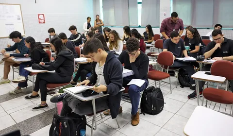 Projeto que obriga estados e municípios a fazerem concurso para professores ganha urgência na Câmara