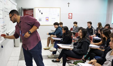 Projeto que obriga estados e municípios a fazerem concurso para professores ganha urgência na Câmara