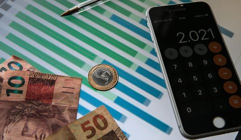 Projeto que obriga estados e municípios a fazerem concurso para professores ganha urgência na Câmara