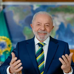 Lula amplia vantagem em  primeiro turno e venceria  a todos no segundo turno,  aponta pesquisa