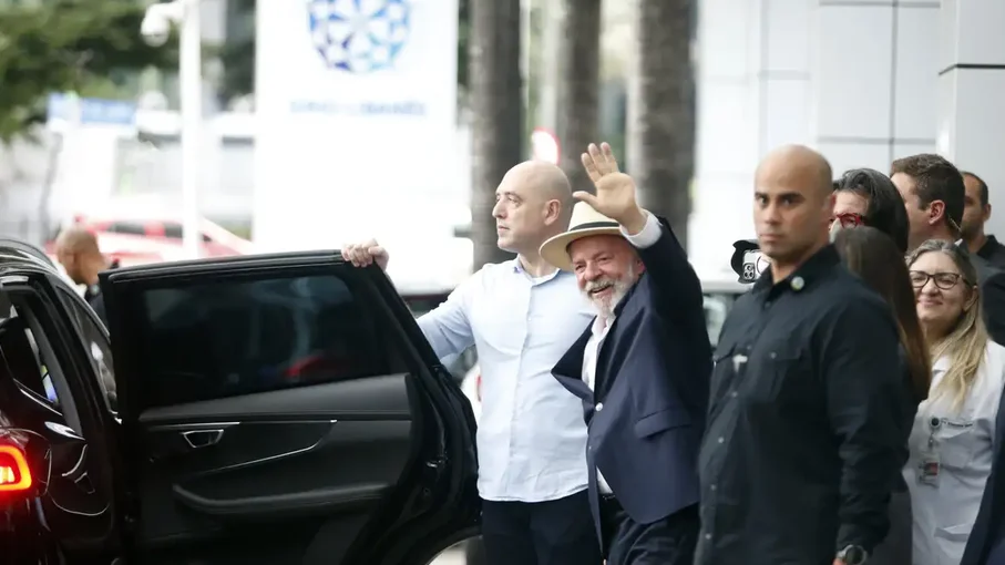 Lula recebe alta hospitalar e ficará em SP até quinta-feira