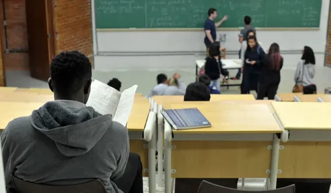 Projeto que obriga estados e municípios a fazerem concurso para professores ganha urgência na Câmara