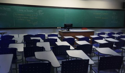 Projeto que obriga estados e municípios a fazerem concurso para professores ganha urgência na Câmara