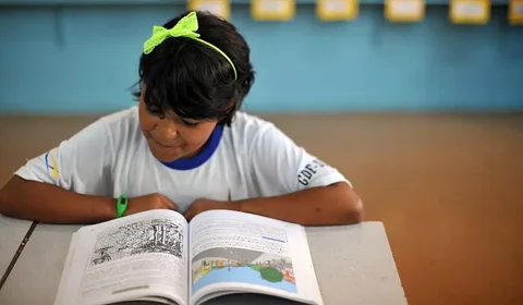 Projeto que obriga estados e municípios a fazerem concurso para professores ganha urgência na Câmara