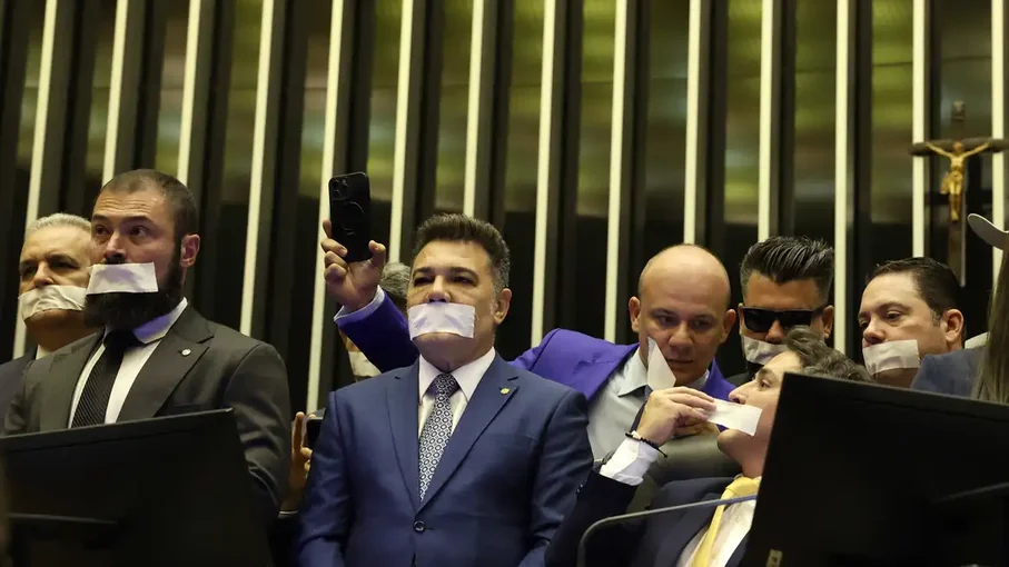 Oposição pernoita nos plenários do Congresso para impedir trabalhos