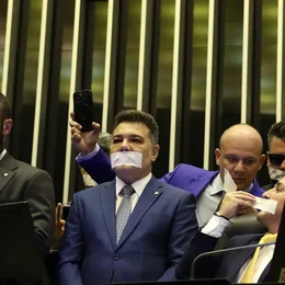 Oposição pernoita nos plenários do Congresso para impedir trabalhos