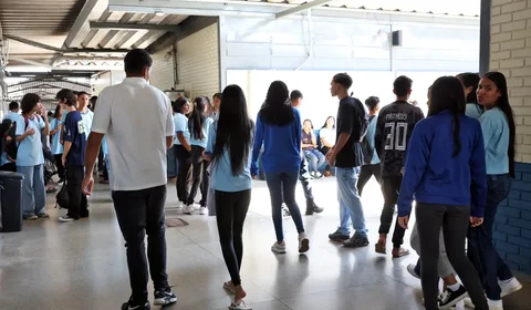 Projeto que obriga estados e municípios a fazerem concurso para professores ganha urgência na Câmara