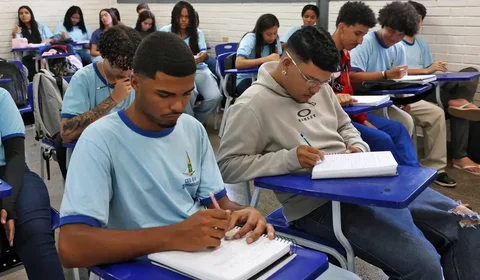 Projeto que obriga estados e municípios a fazerem concurso para professores ganha urgência na Câmara