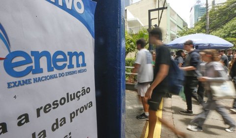 Projeto que obriga estados e municípios a fazerem concurso para professores ganha urgência na Câmara