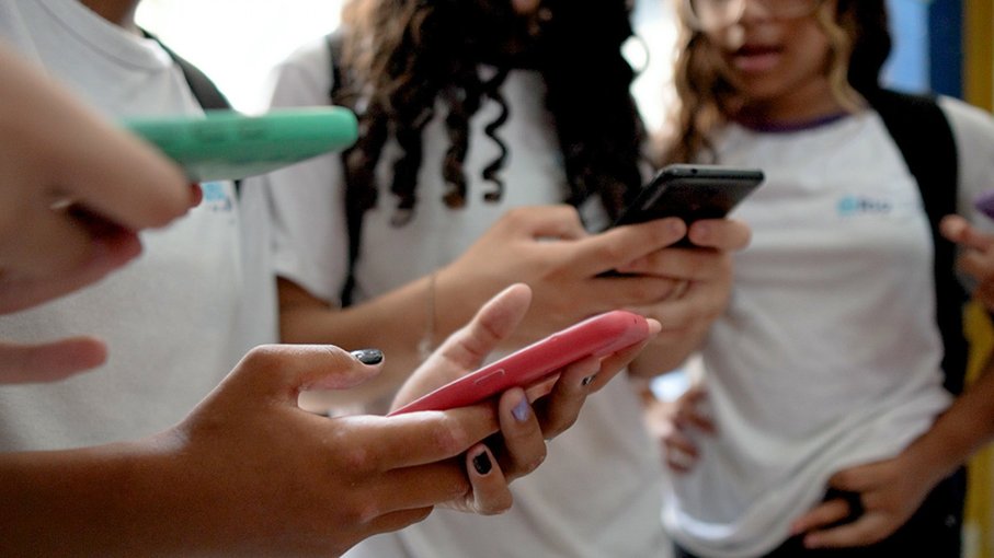 Senado aprova projeto para restringir uso de celular em escolas