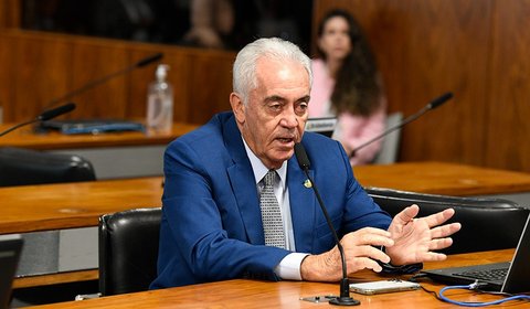 Projeto que obriga estados e municípios a fazerem concurso para professores ganha urgência na Câmara