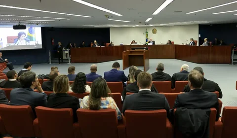 Projeto que obriga estados e municípios a fazerem concurso para professores ganha urgência na Câmara