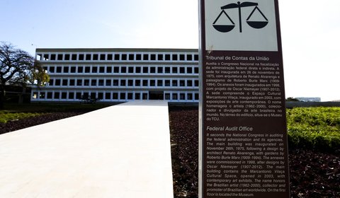 Projeto que obriga estados e municípios a fazerem concurso para professores ganha urgência na Câmara