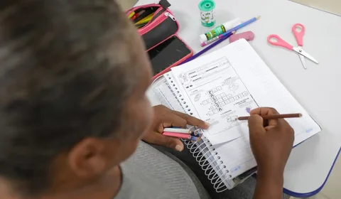 Projeto que obriga estados e municípios a fazerem concurso para professores ganha urgência na Câmara